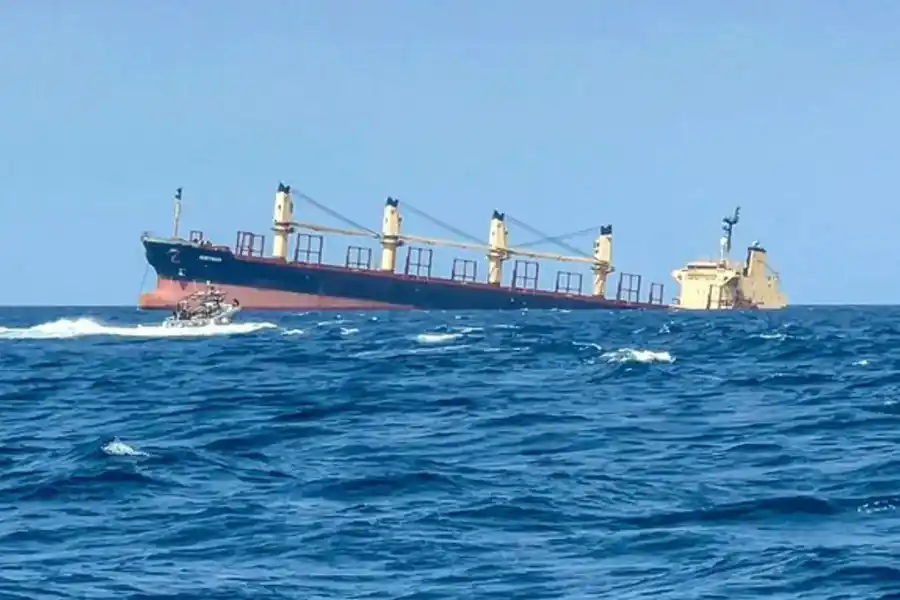 Se hundió en el Mar Rojo un carguero británico que había sido atacado por rebeldes hutíes