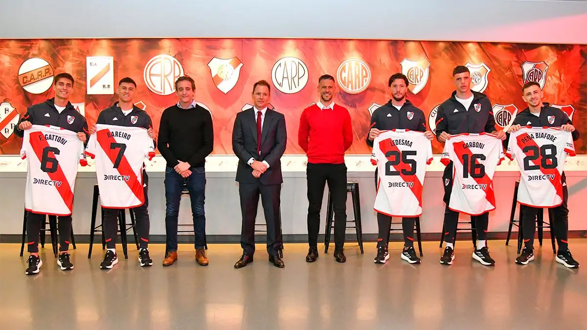 Carboni durante su presentación junto a otros refuerzos, cuando todavía el DT era Martín Demichelis.