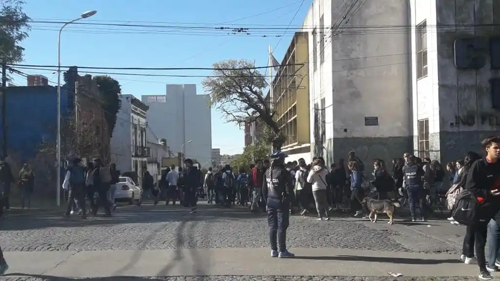 Padre de uno de los chicos sospechados de realizar las amenazas de bomba pidió disculpas
