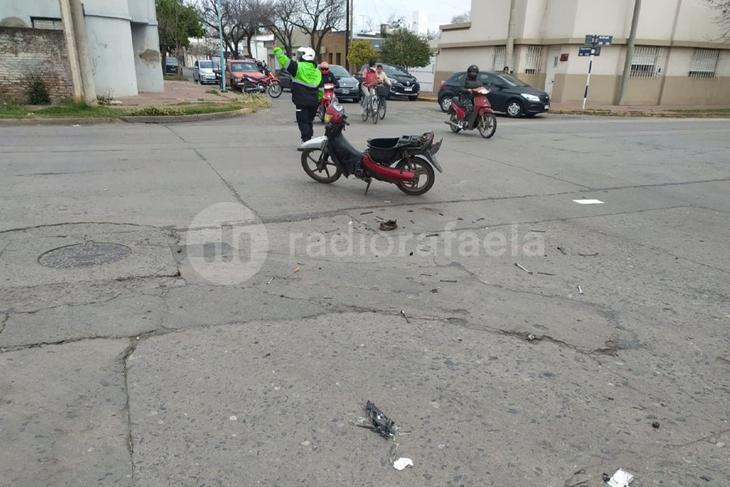 Una moto impactó de lleno contra la puerta del acompañante de un auto en Av. Brasil