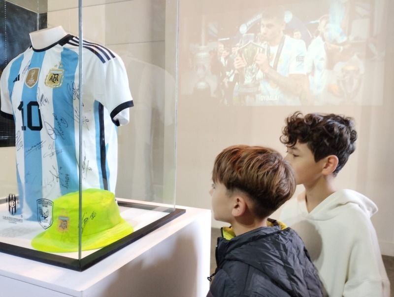 Se rifa la camiseta de las selección firmada por los jugadores campeones del mundo
