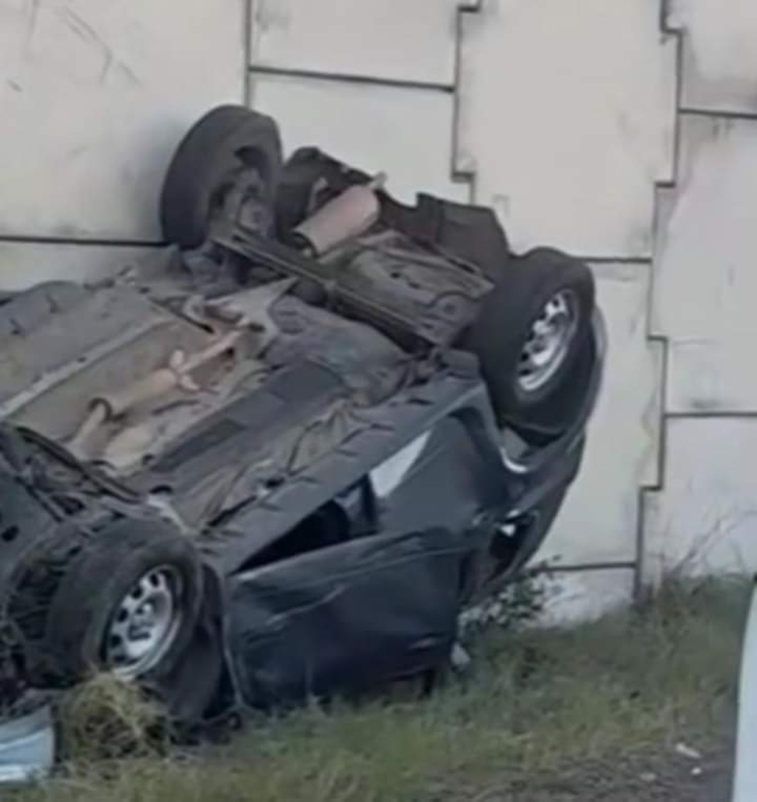 Una joven falleció tras chocar un muro con su automóvil