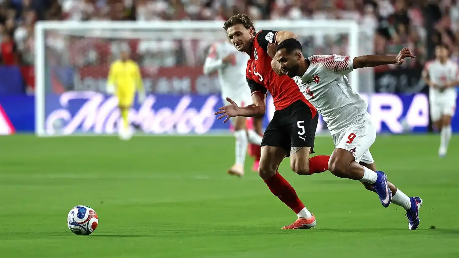 Posch y Olwan, en carrera por la pelota.