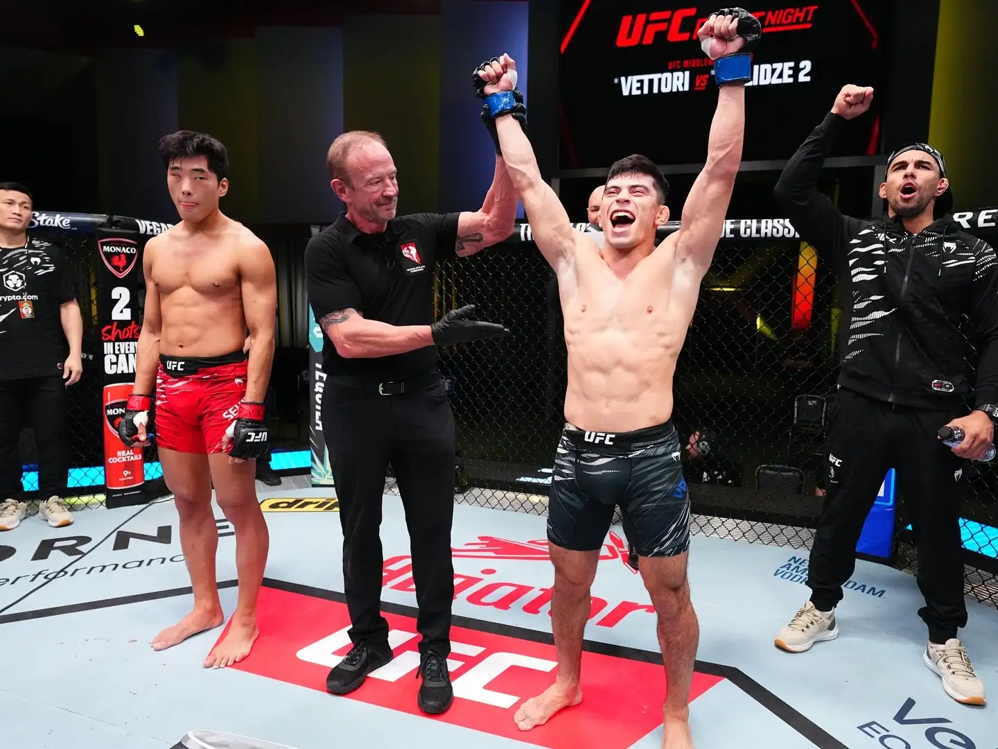 Kevin Vallejos en su triunfo por KO Técnico. (Foto: UFC)
