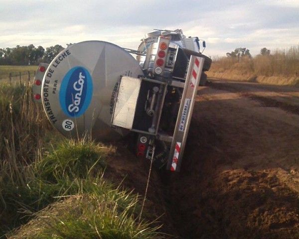 Volcó un acoplado lechero de SanCor en Carlos Casares