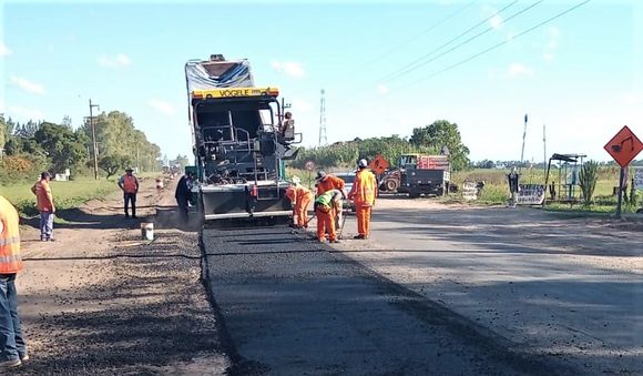 Empezaron a colocar el asfalto nuevo en ruta 191