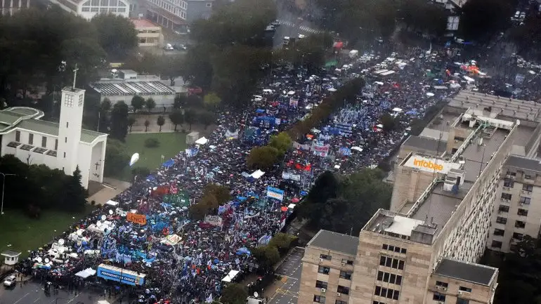 Una multitud espera la salida de Cristina de Comodoro Py