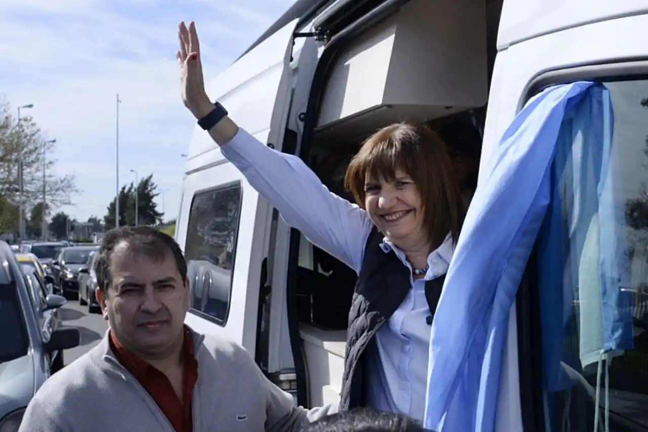 Bullrich comenzó en Palomar su gira en una 'motorhome' bautizada como "la Patoneta"