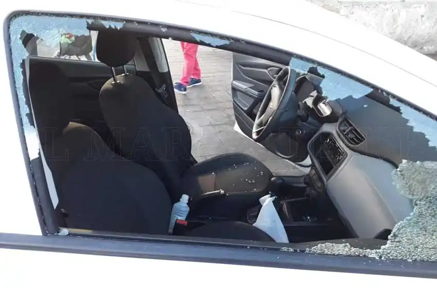 Rompieron con el codo el vidrio de un auto para robar una cartera