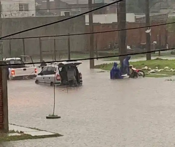 Alerta roja en Zárate: cayó la mitad del agua que en Bahía Blanca y Nación envió equipos federales de emergencia