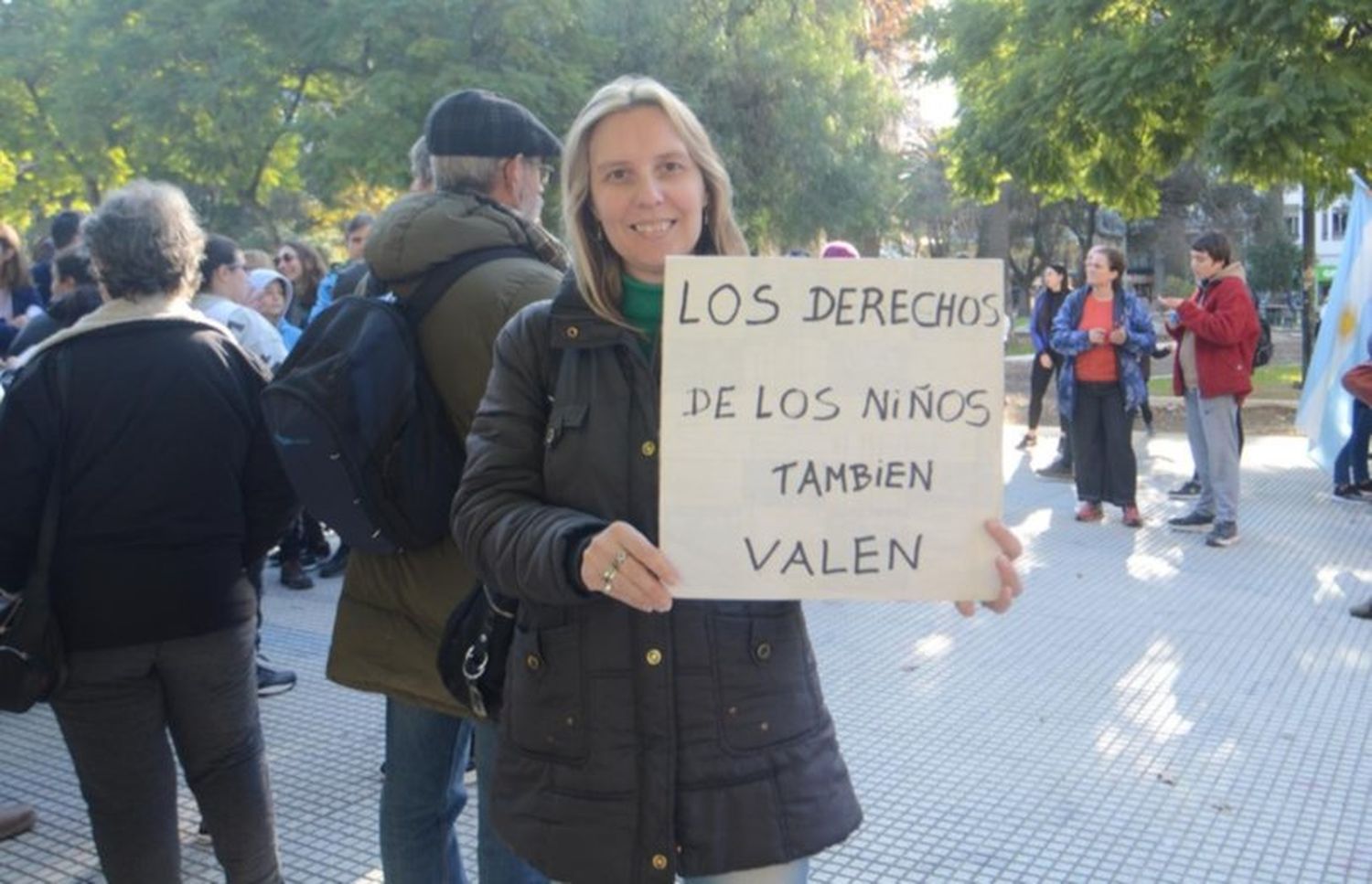 Movilización de padres disconformes con los paros en las escuelas de Bahía Blanca