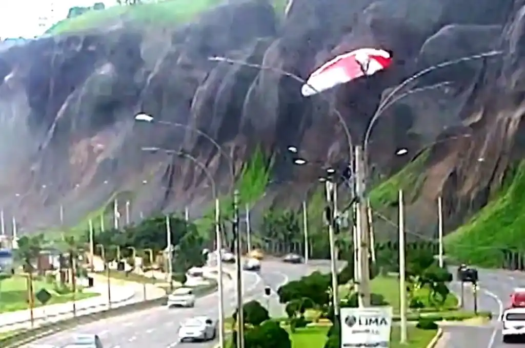 Turista cae al vacío en parapente