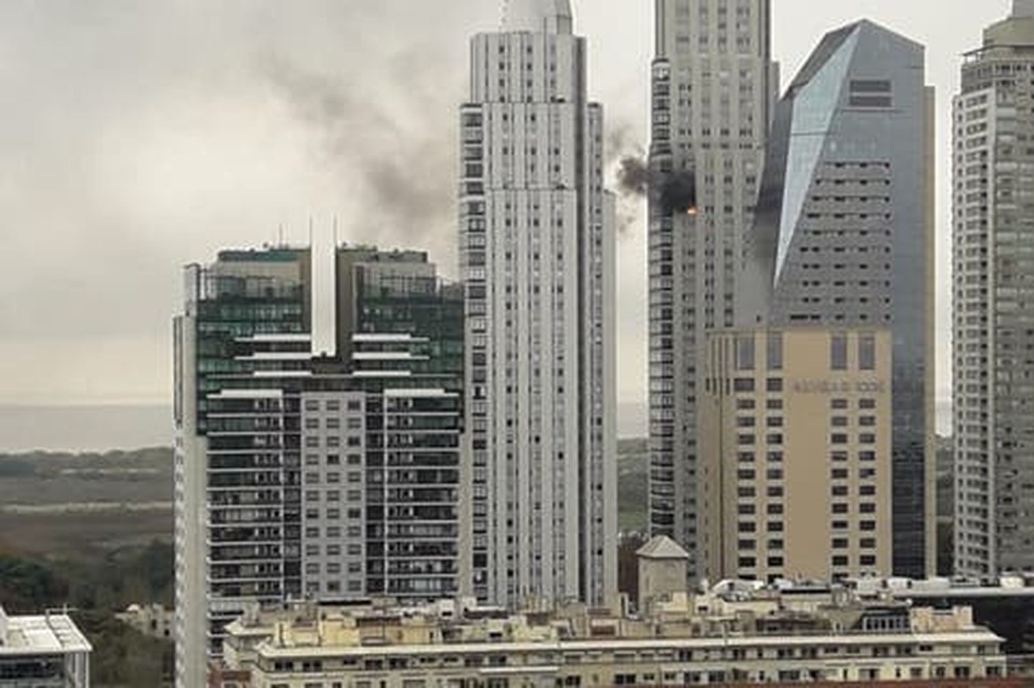 Incendio en una torre de Puerto Madero
