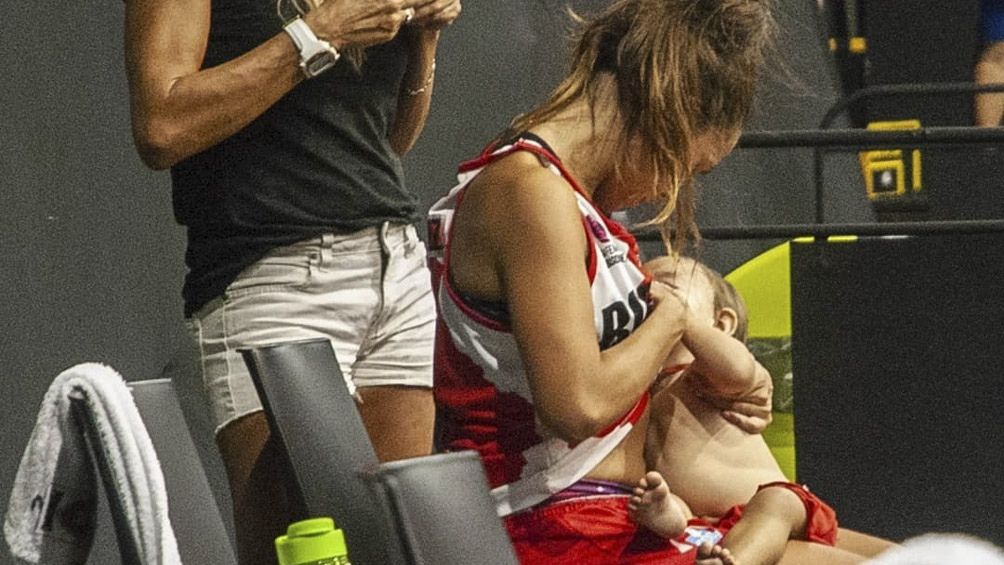 Una basquetbolista entrerriana amamantó a su bebé en un entretiempo y su imagen recorrió el mundo
