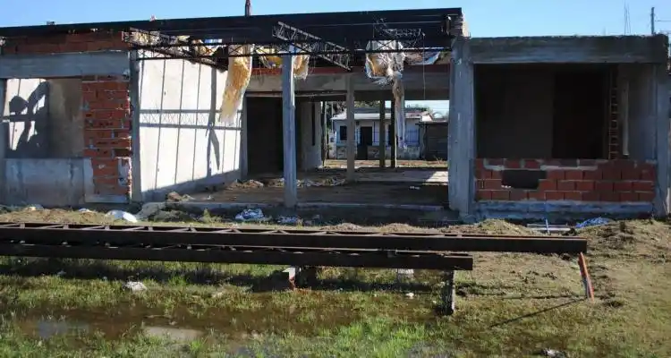 Sigue el saqueo a la obra de la Escuela del Barrio Banfield