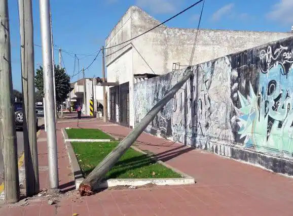 Se cayó un poste en Avenida 59