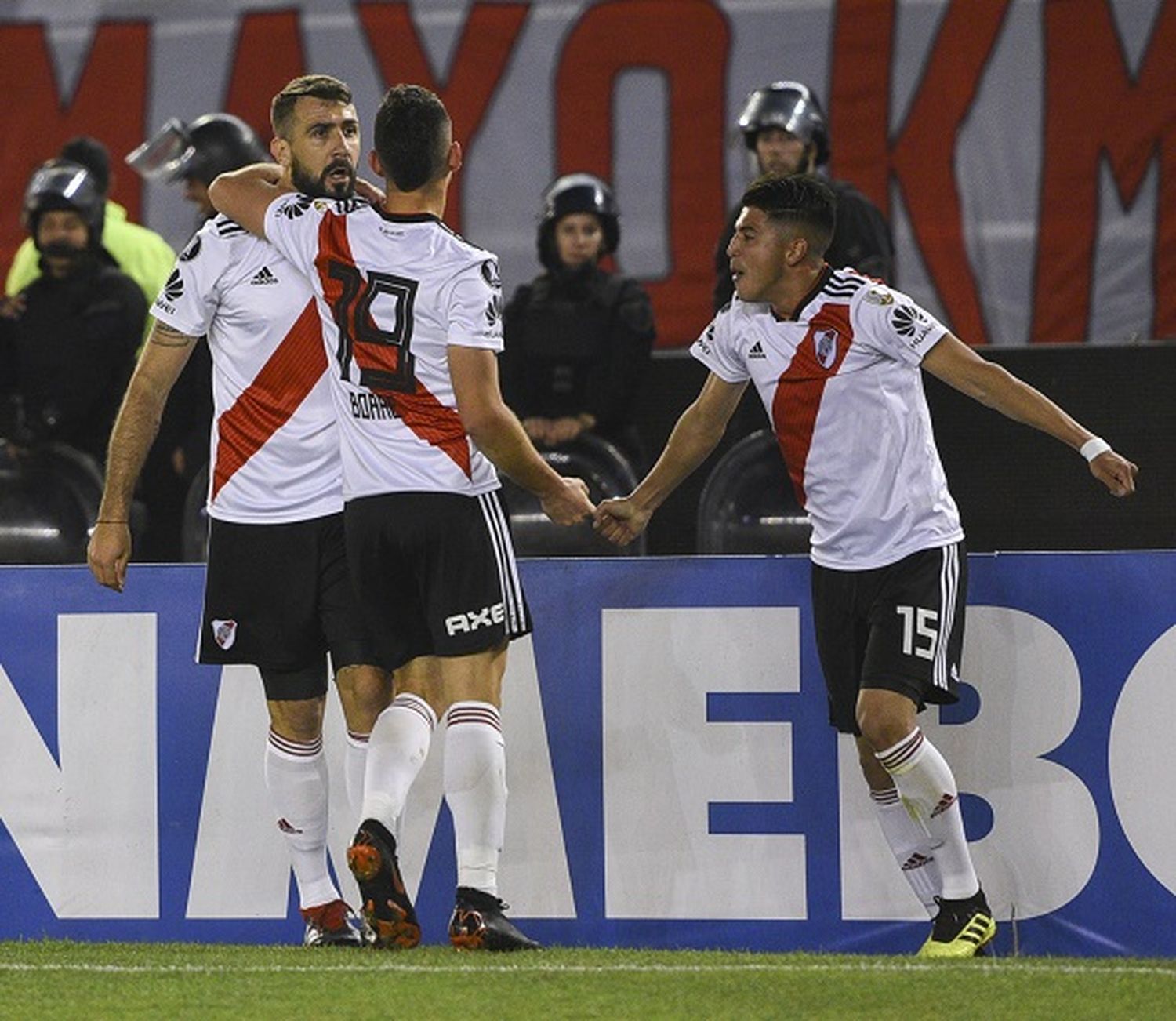 River goleó a Racing y metió en cuartos de final