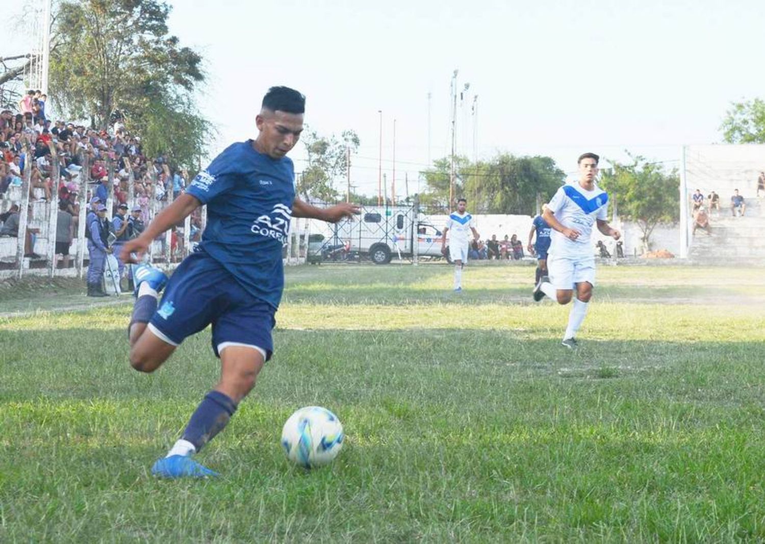 Juventud le ganó a Libertad
sobre el final y sigue con vida