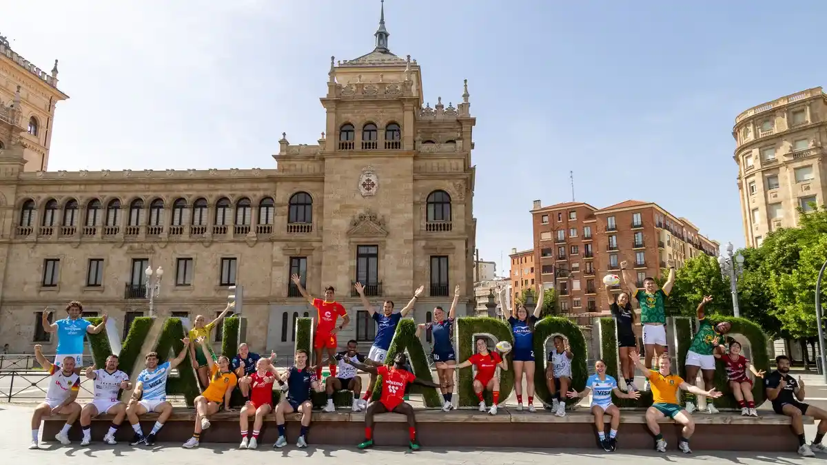 Los Pumas 7s y Las Yaguaretés en la foto de los capitanes, en Valladolid. Foto: Los Pumas 7