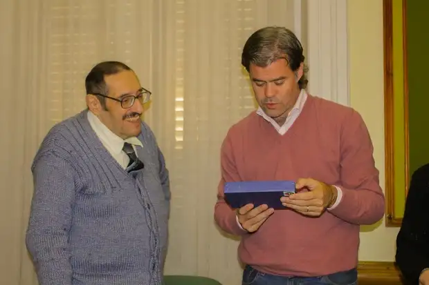 Piaggio reconoció a Luis Castillo y Julio Majul por sus obras literarias
