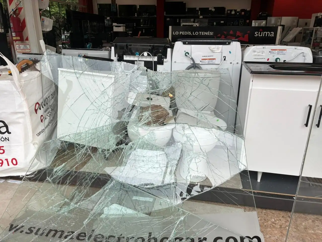 La piedra con la que rompieron el vidrio cayó dentro de un sanitario que estaba en exhibición.