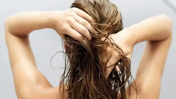 ¿Qué pasa si te acostás con el pelo húmedo?, riesgos y cuidados recomendados