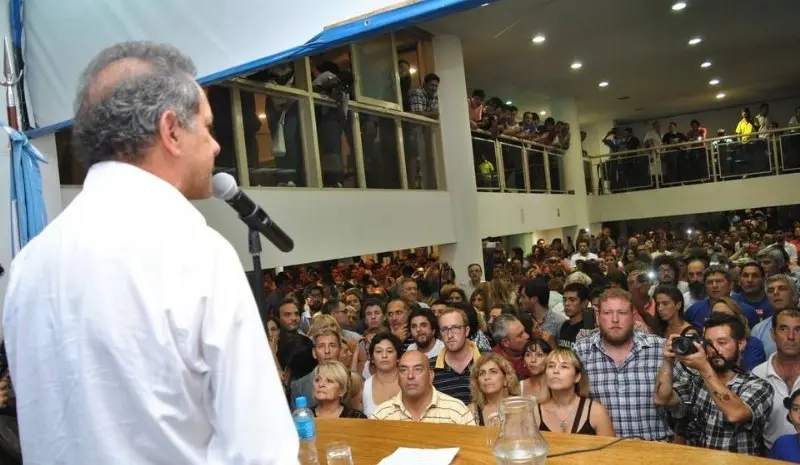 La Plata: Reapareció Scioli, pidió la unidad del peronismo y cuestionó a Macri