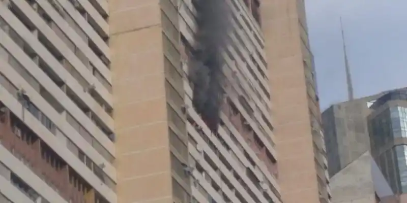 INCENDIO consume apartamento en piso 14 de Parque Central (+Video)