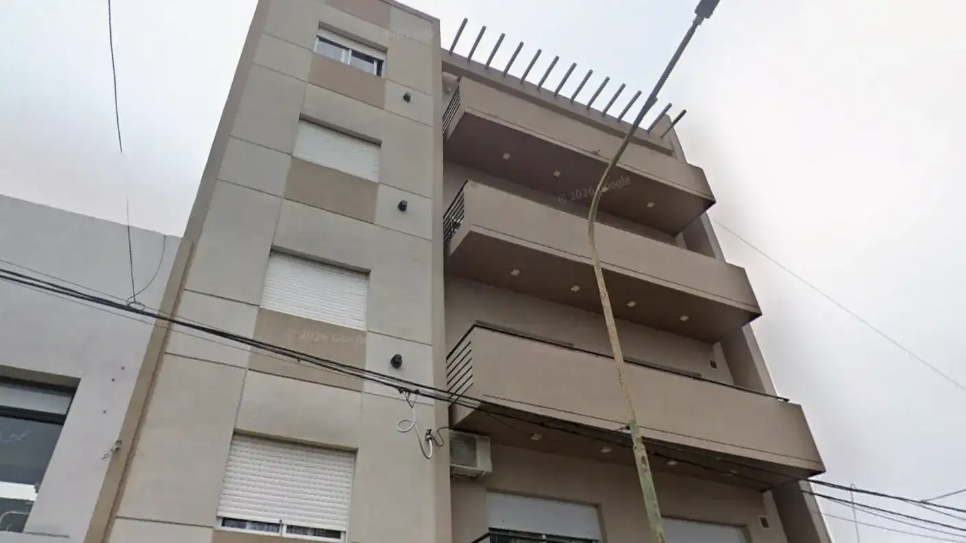 Se quedaron atrapados en el ascensor en plena madrugada y los tuvieron que rescatar los bomberos