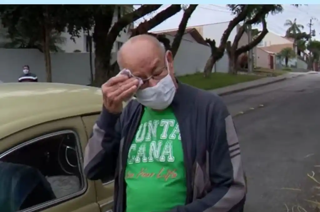 Sus alumnos le compraron el auto que vendía para pagar deudas y se lo devolvieron