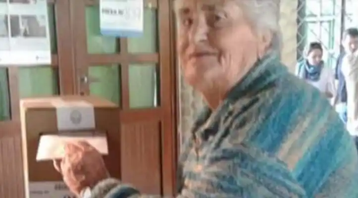 Tiene 98 años y fue a votar: su nieta viralizó su imagen