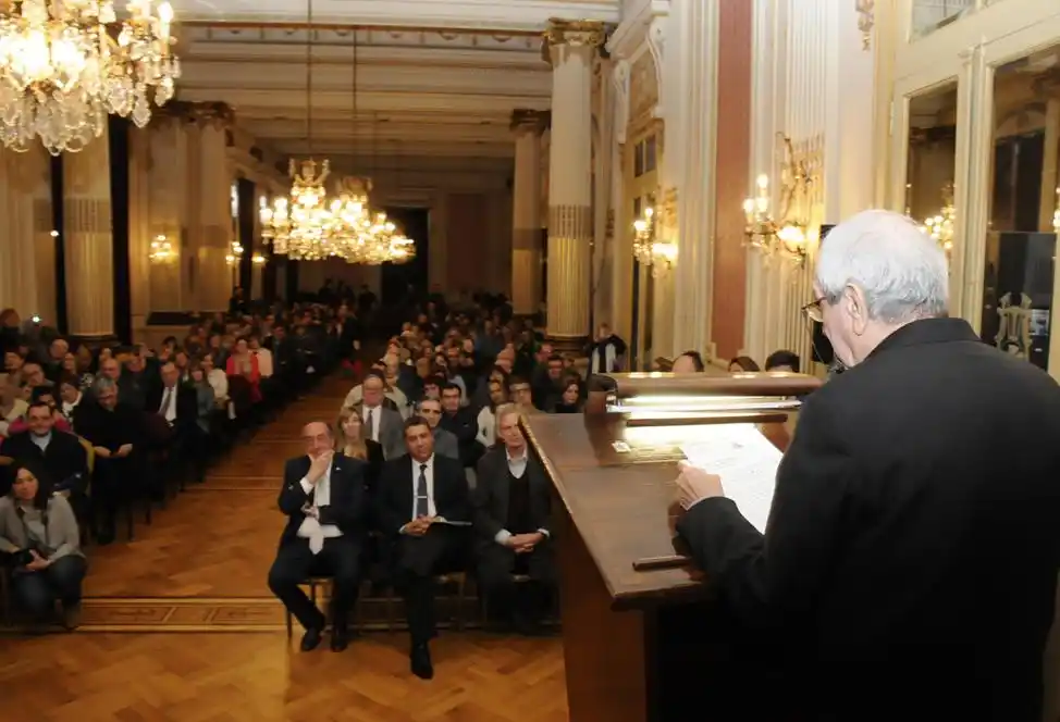 Troncoso recibió la llave de la ciudad por su acción pastoral y social