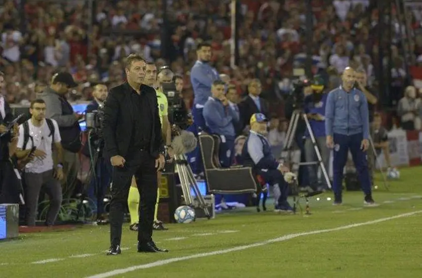 Kudelka se molestó por el homenaje a Maradona y abrió una grieta en Newell’s