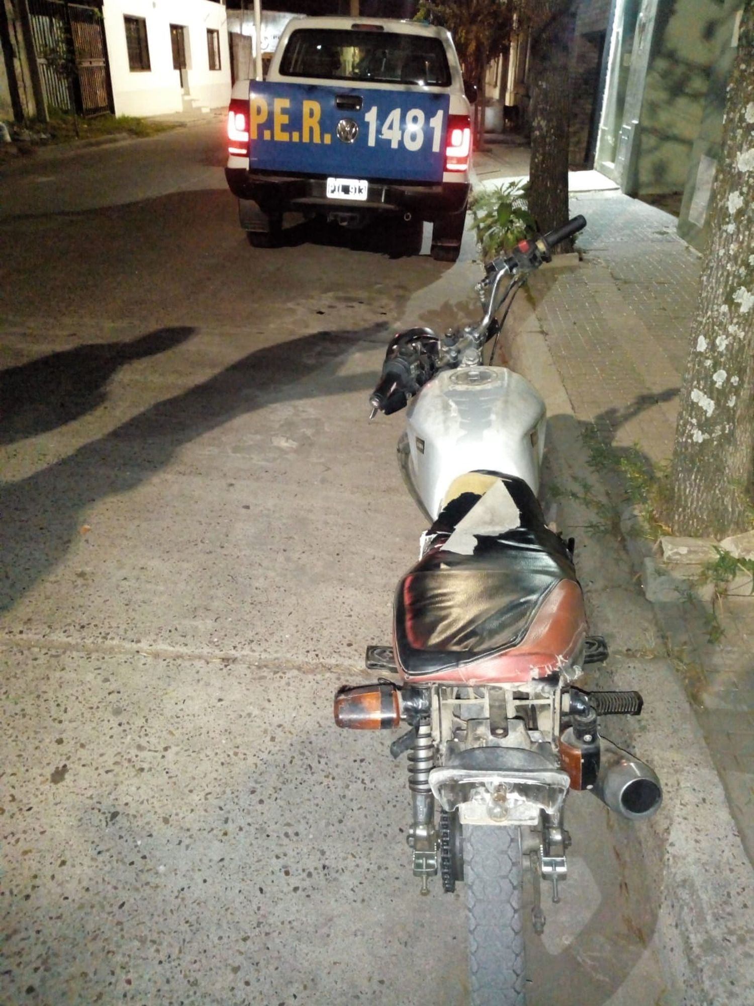 Realizó maniobras peligrosas por la ciudad en una moto robada y luego la dejó abandonada