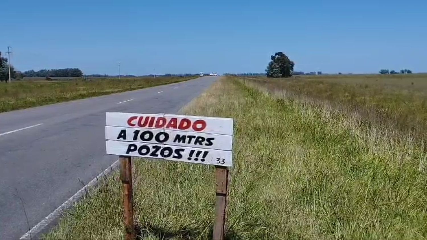 Un bombero de Ayacucho se cansó de auxiliar en múltiples accidentes y salió a colocar carteles preventivos en la Ruta 29