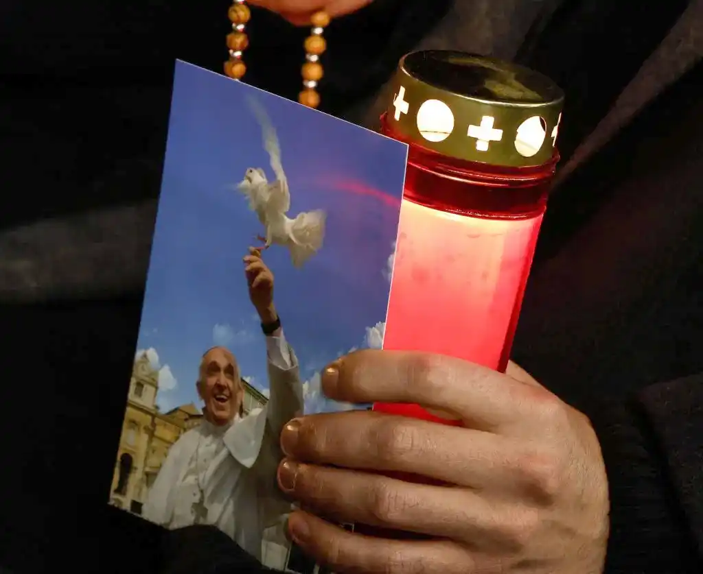 El papa agradeció a los médicos y a quienes rezan por su salud