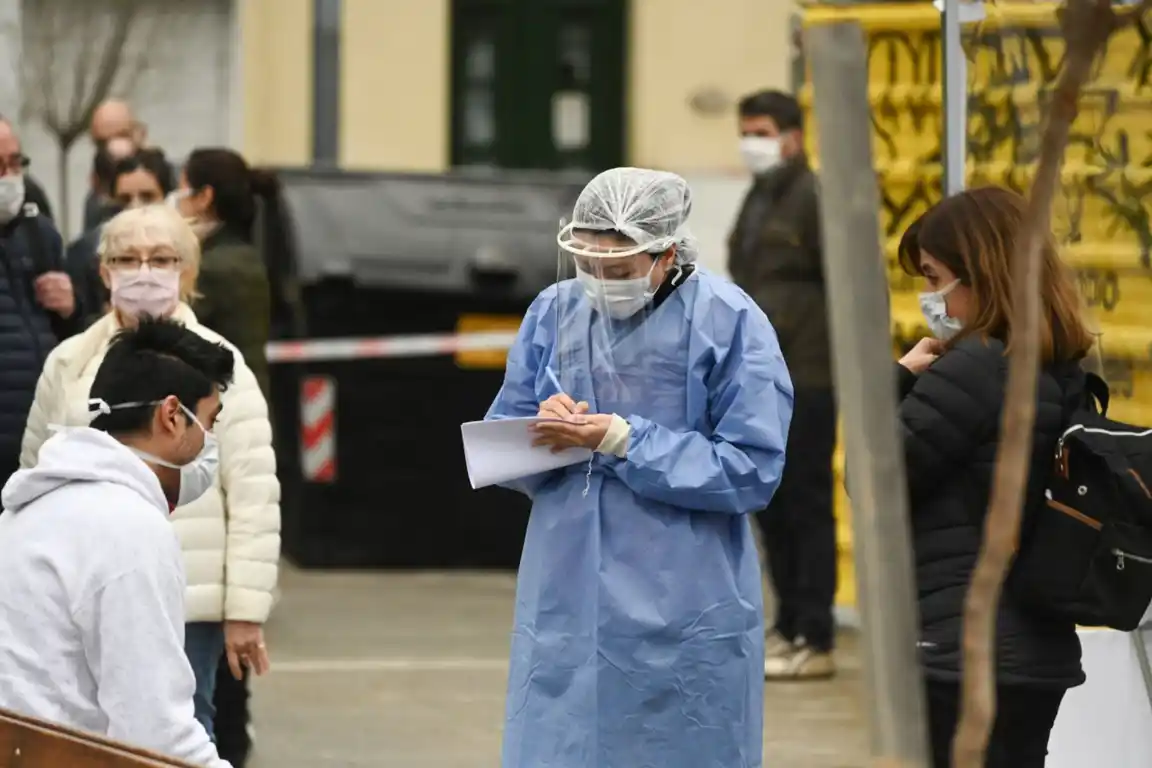 Día de cifras record: confirmaron otras 35 muertes y 2.285 nuevos contagios 