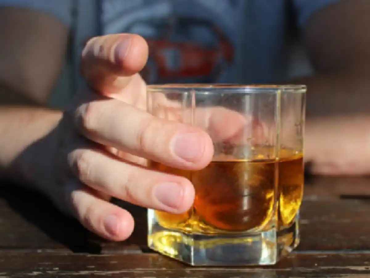 El alcohol puede profundizar la angustia y la ansiedad durante el aislamiento