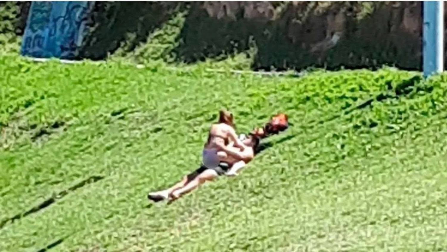Insólito "hot": En Mar del Plata frenan a pareja que mantenía relaciones en un parque público