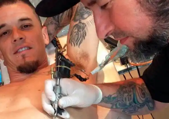 ¡Que autoestima! Andrés D'Alessandro se tatuó su propia cara   
