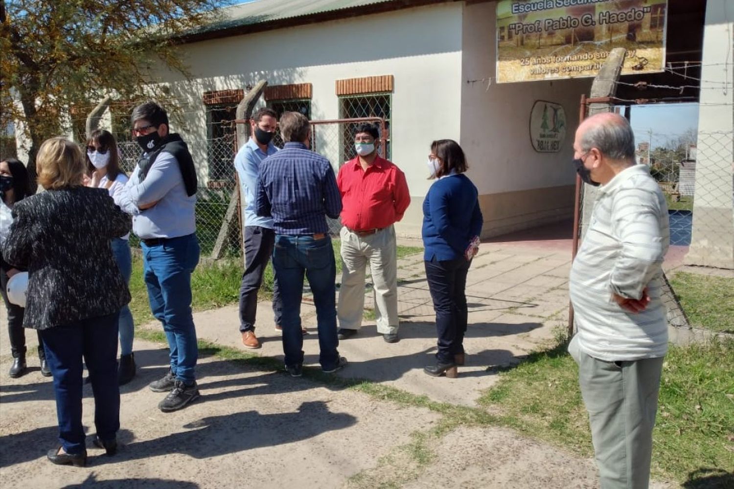 Sigue la recorrida de funcionarios en la ciudad: visitaron la escuela Pablo Haedo