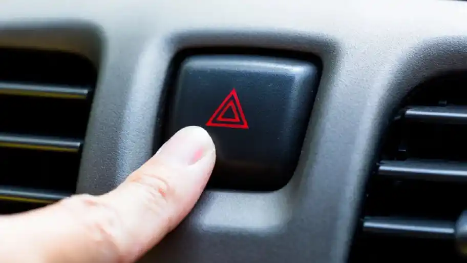 ¿Cuándo debe utilizarse la luz intermitente de emergencia y cuándo la de giro?