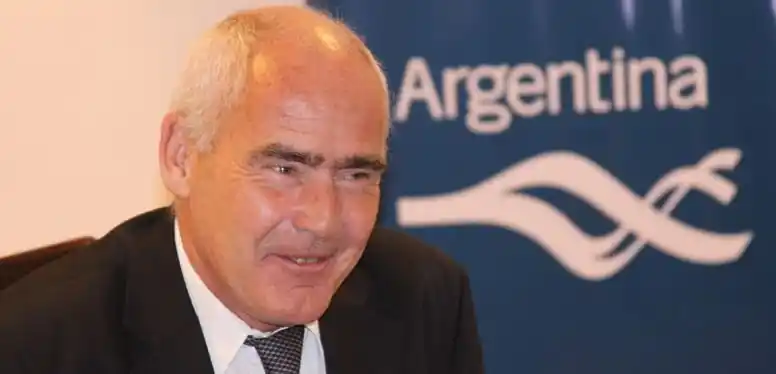Premian al Ministro Meyer por su compromiso con el turismo gay