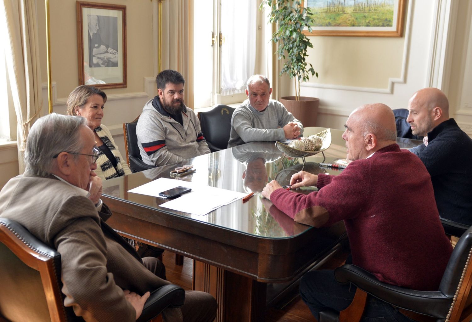 Representantes de Ceres Tolvas y autoridades comunales mantuvieron una reunión en el Municipio.