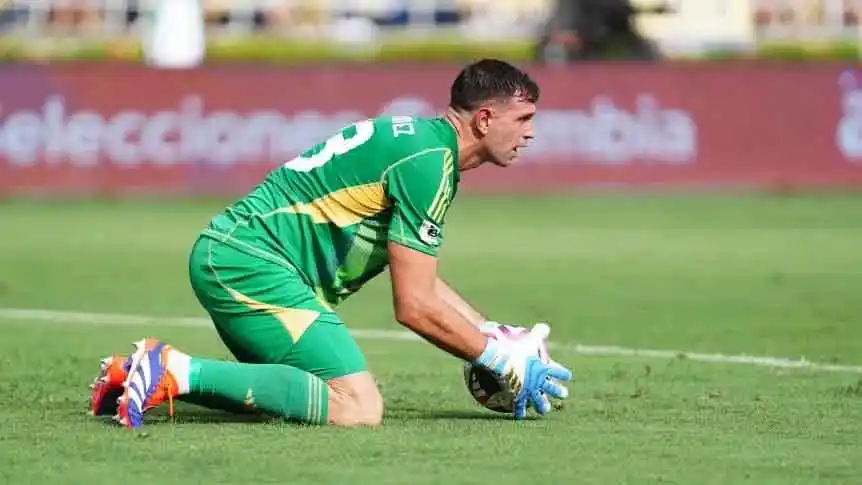 La extensa racha que se le cortó a Dibu Martínez