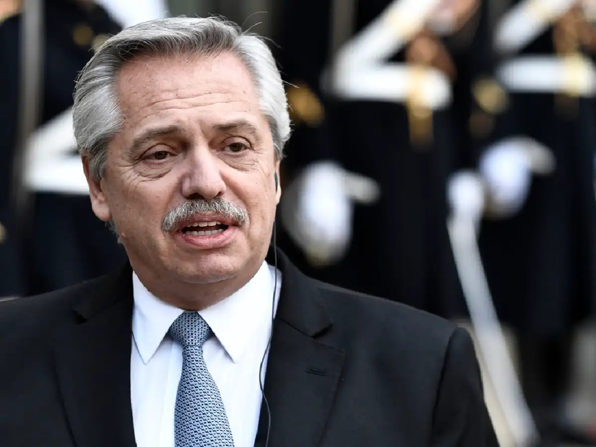 El cepo al dólar y el impuesto del 30% seguirán por largo tiempo, confirmó el presidente