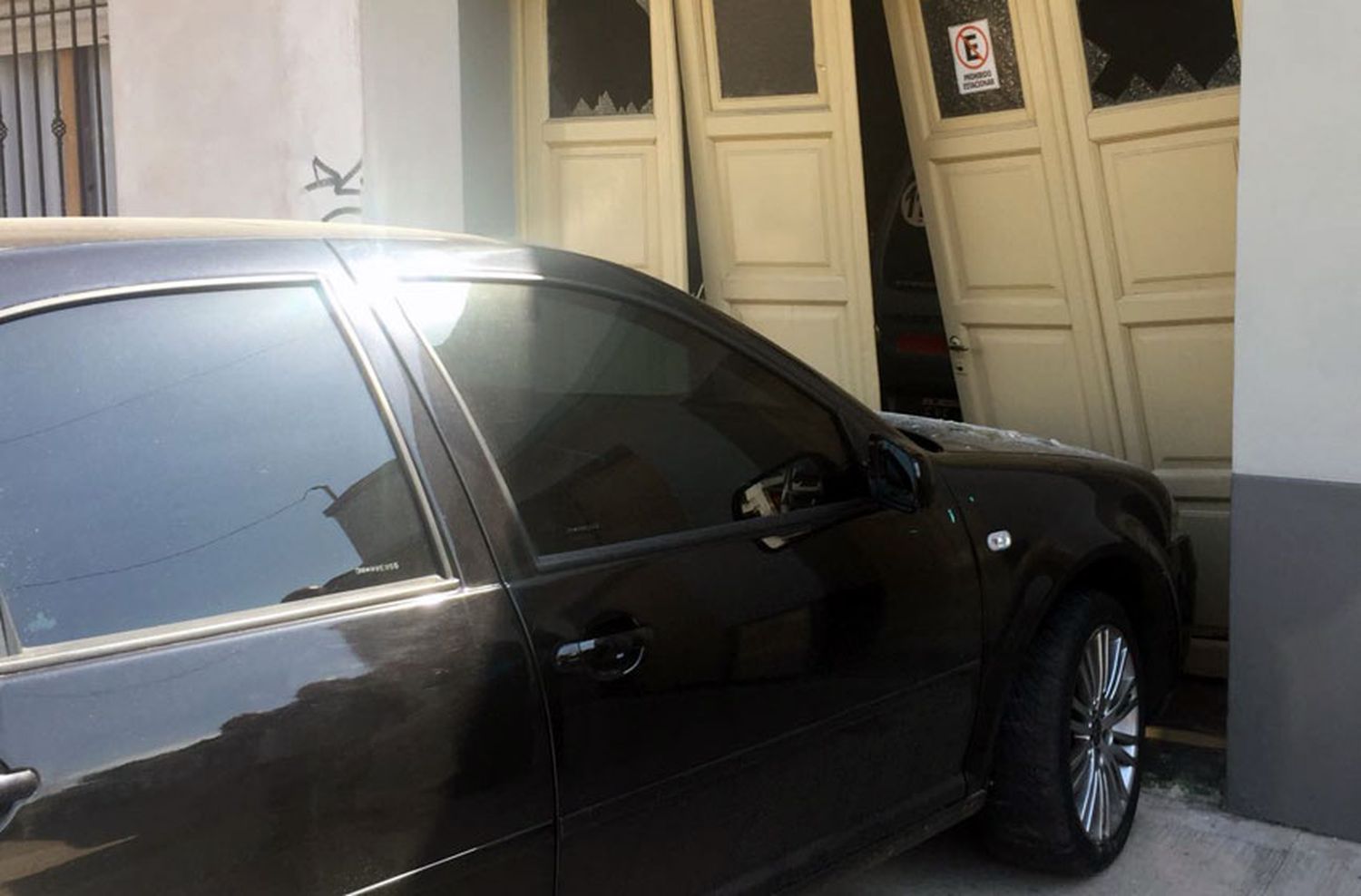 Un auto impactó contra un garage luego de chocar con tres vehículos