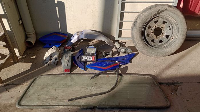 La PDI desarticuló en Santa Fe una banda que robaba motos: cuatro detenidos y secuestro de vehículos, autopartes y un arma. - 3