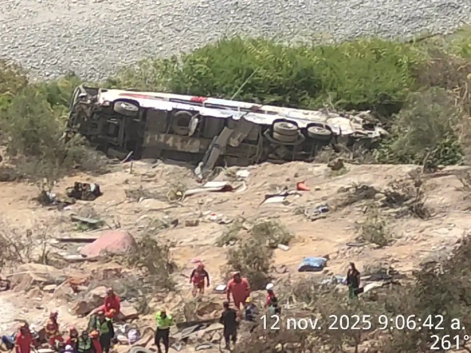 Tragedia en Perú: al menos 37 muertos tras caída de bus por un abismo en Arequipa