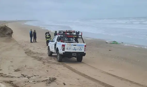 El cuerpo de uno de los kayakistas fue hallado ayer  a la altura de la calle 4 y la playa de Las Toninas.